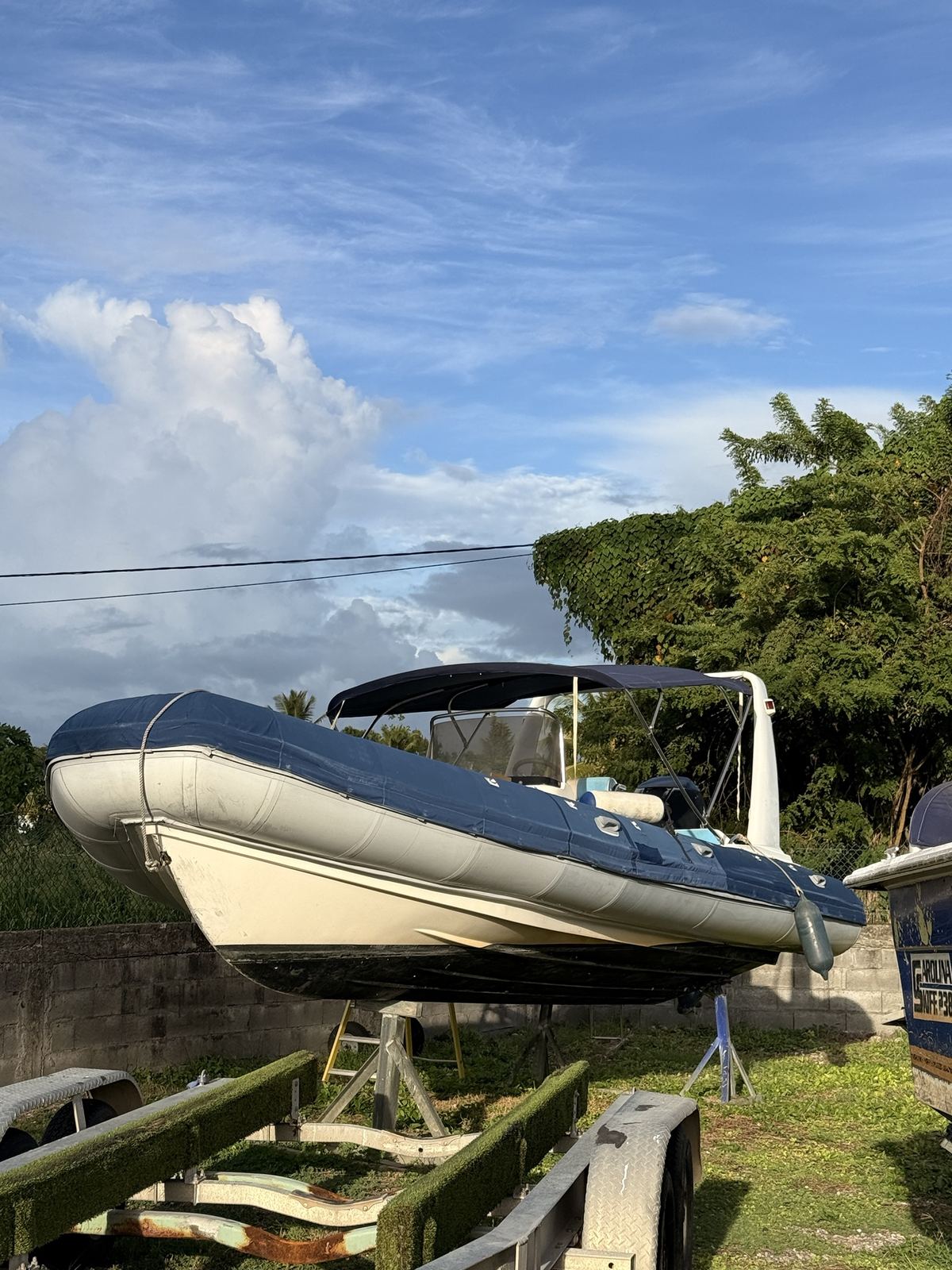 Le Valiant V-750 vu de l'avant, avec son bimini et sa console